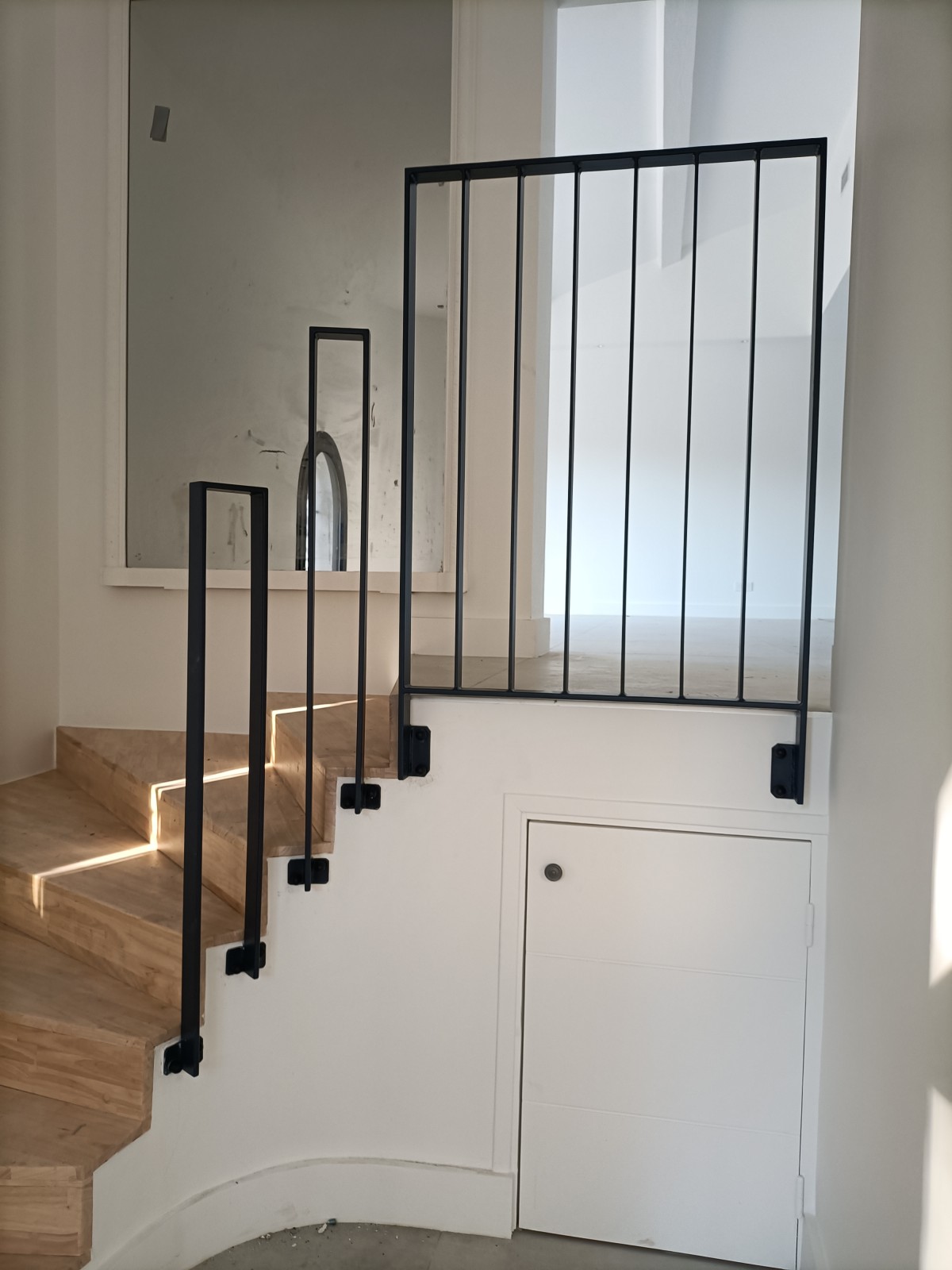 création d'un garde corps et escalier en colimaçon en ferronneries a Sète dans l'Hérault 