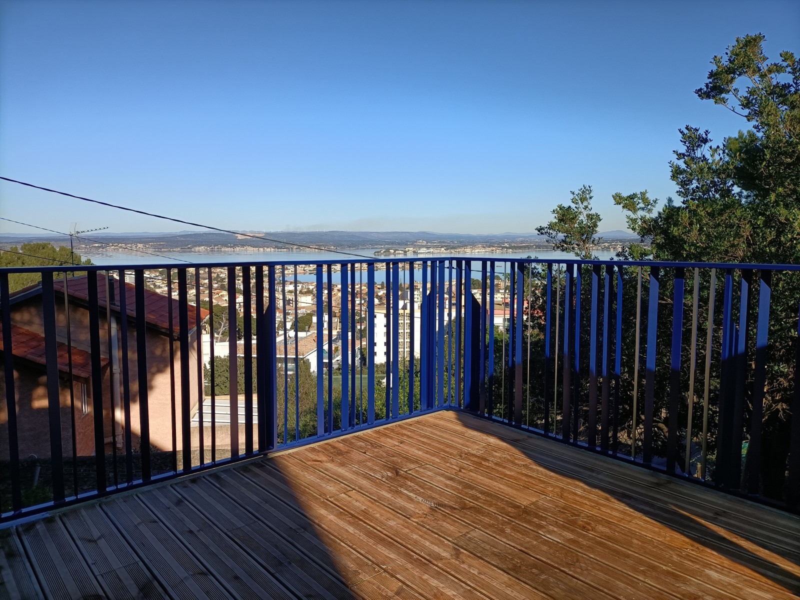 escalier et garde corps fer et bois exotique sur toit terrasse de Sète et basin de Thau 34