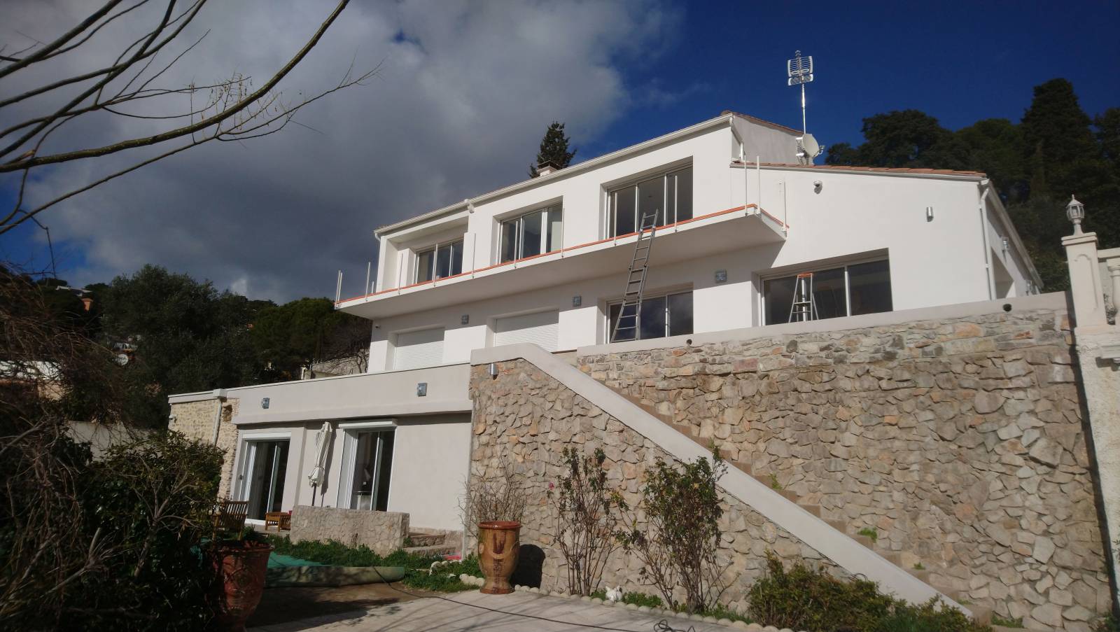 Garde corps en aluminium blanc avec câble inox sur une villa de Sète proche de Montpellier dans l'Hérault34 