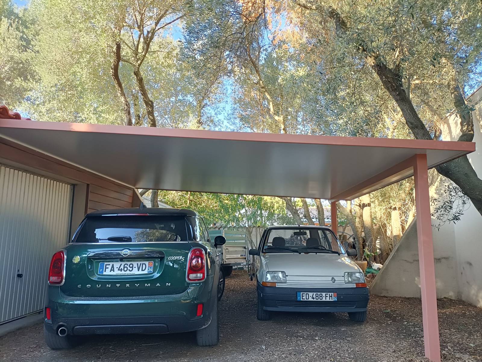 Carport en fer et aluminium pour protection de véhicules chez un particulier à Balaruc proche de Sète 