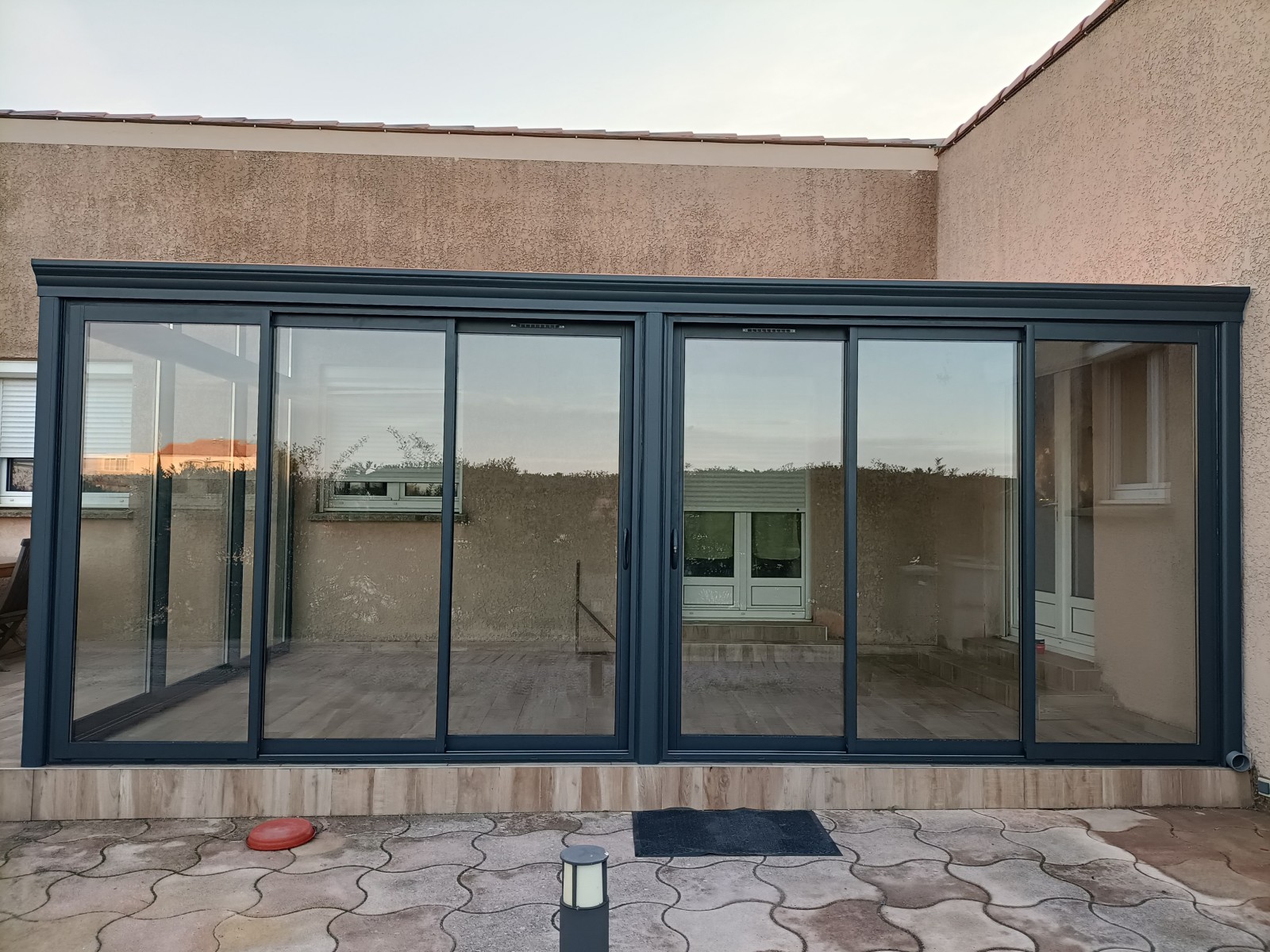 Véranda aluminium gris anthracite pour gagner en superficie chez client de Frontignan plage proche de Sète