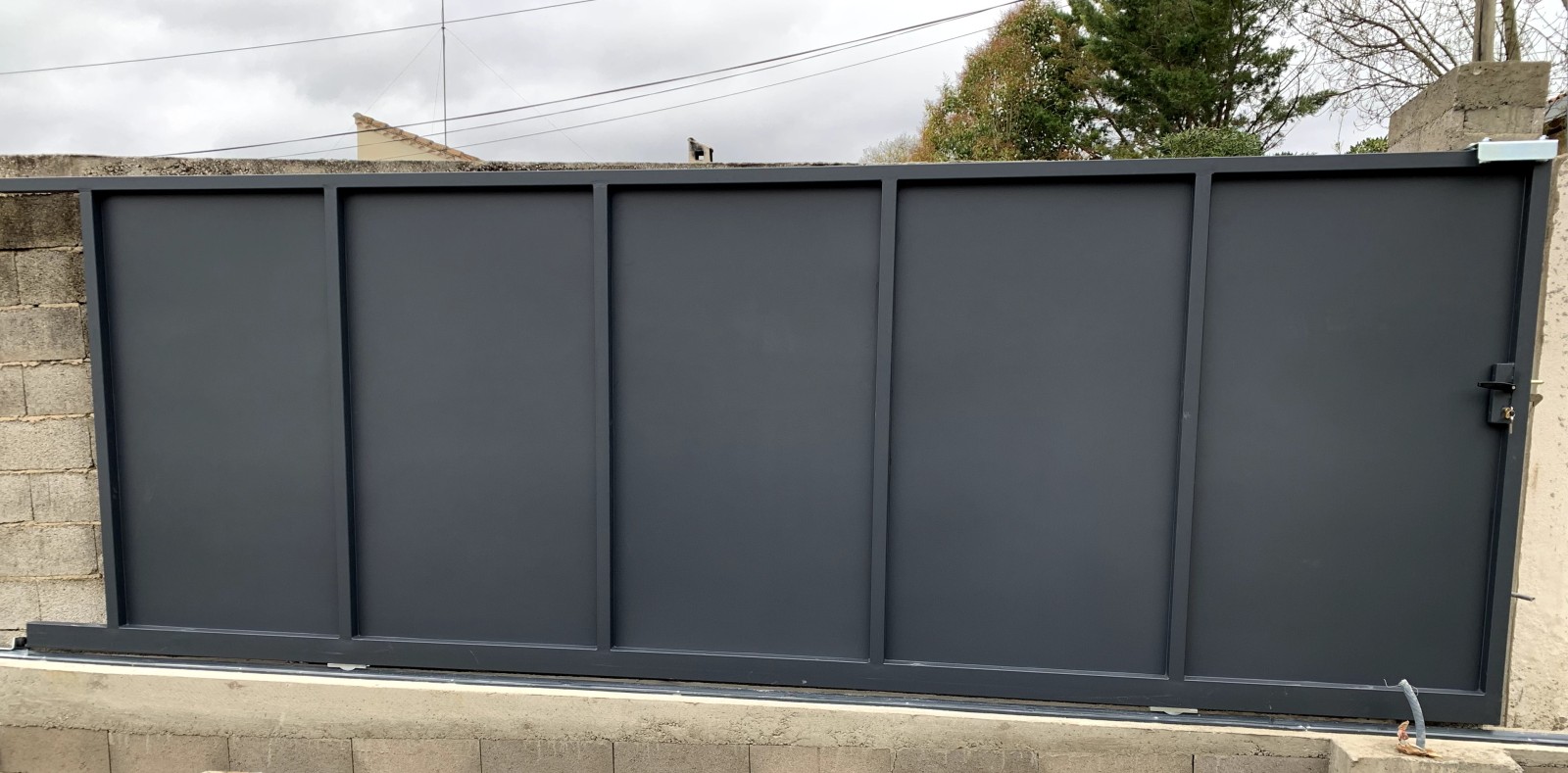 Portail coulissant ferronneries en acier tollé thermolaqué gris sur Montpellier dans l'Hérault 34