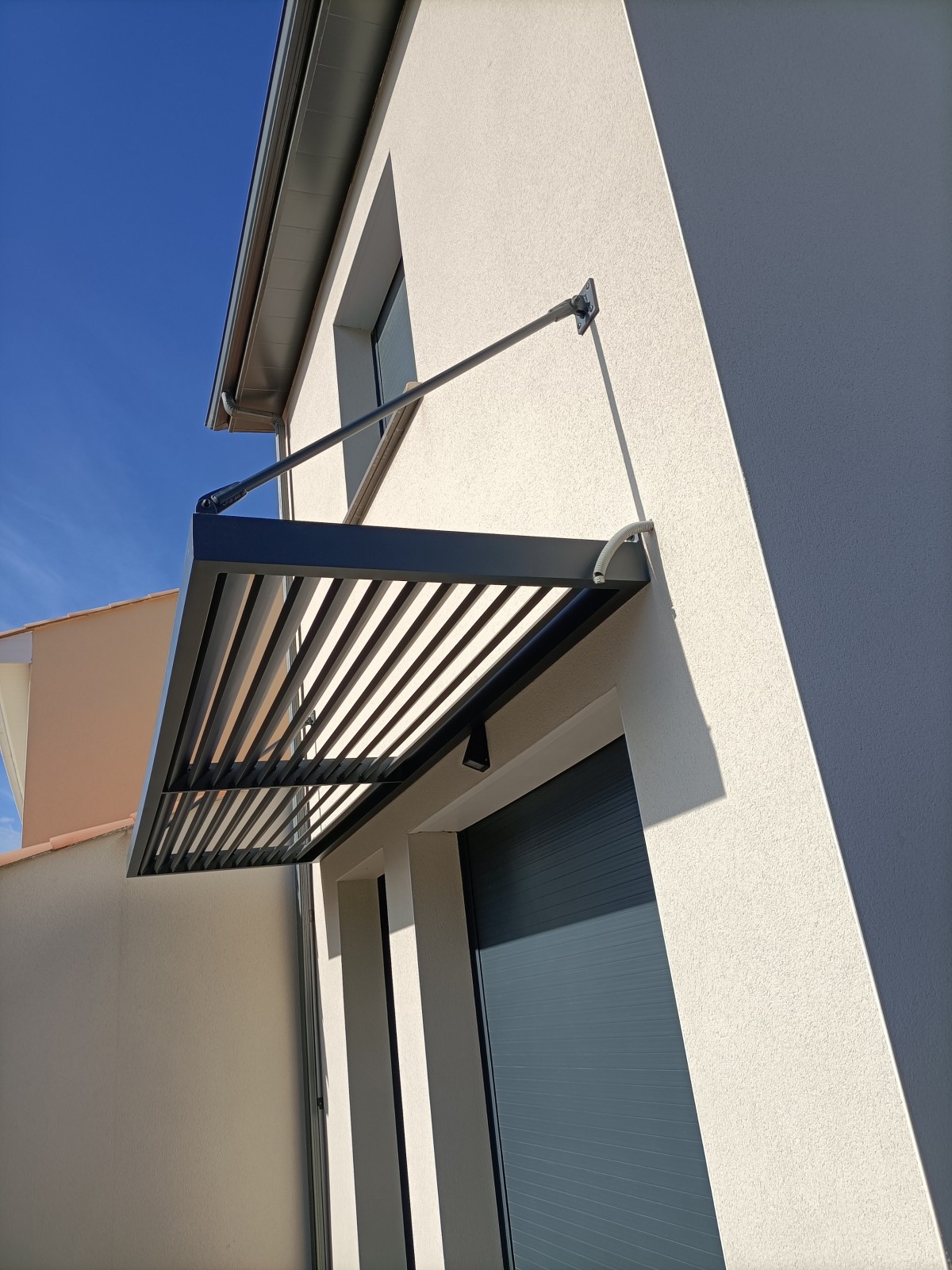 installation d'un brise soleil sur une villa de Sète 