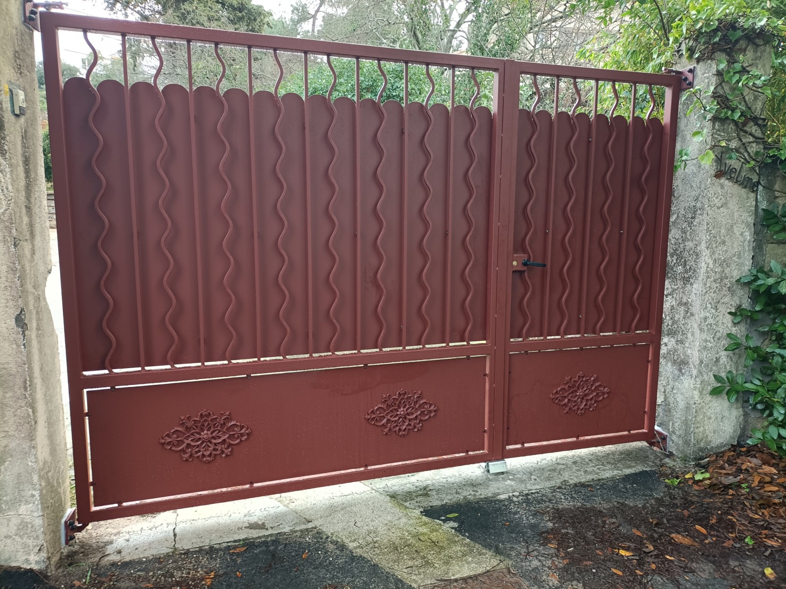 Portail battant en ferronneries sur mesure anti corrosion chez un client du Mont Saint Clair à Sète dans l'Hérault 