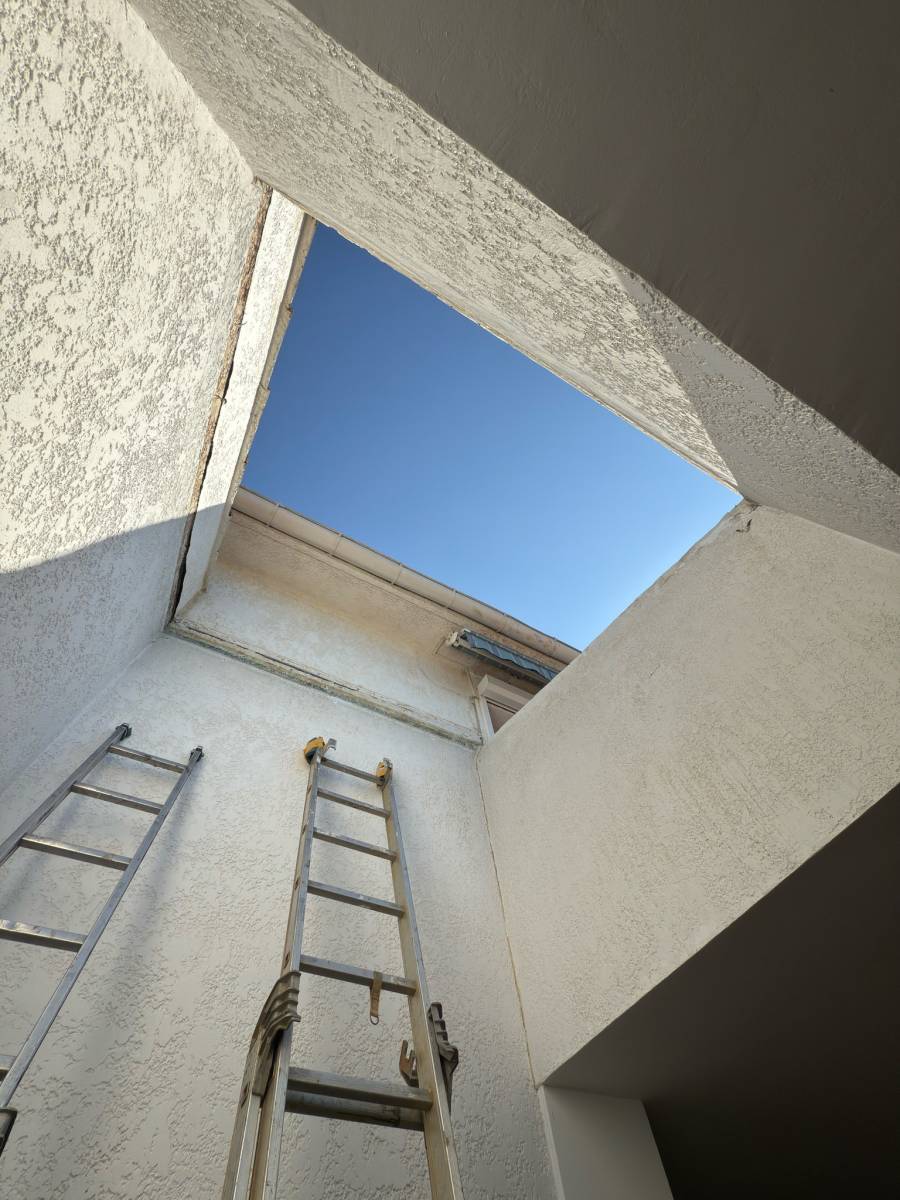 Création de puit de lumière avec une verrière chez un client de Sète bassin de Thau dans l'Hérault 34  