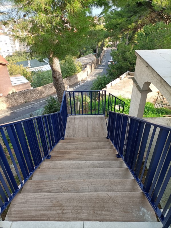 escalier et garde corps fer et bois exotique sur toit terrasse de Sète et basin de Thau 34