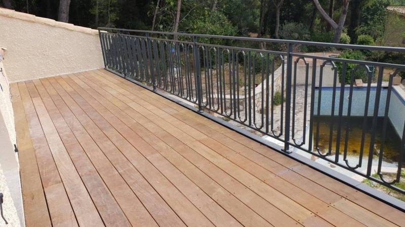 Création terrasse bois exotique  et garde corps en fer forgé sur une villa de Bouzigues proche de Sète  