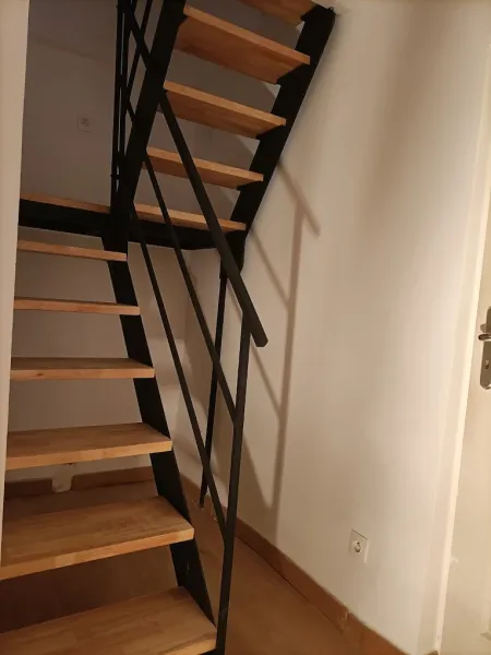 Création escalier en fer et bois avec quart tournant pour gain de place à Sète proche de Montpellier dans l'Hérault 