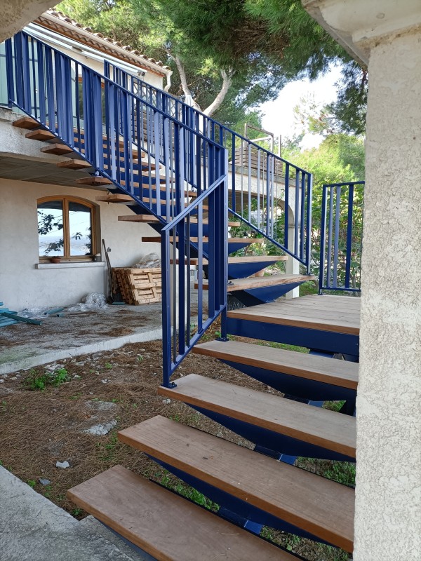 escalier et garde corps fer et bois exotique sur toit terrasse de Sète et basin de Thau 34