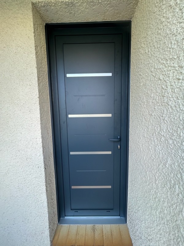 installation porte d'entrée aluminium grise chez un client de Sète