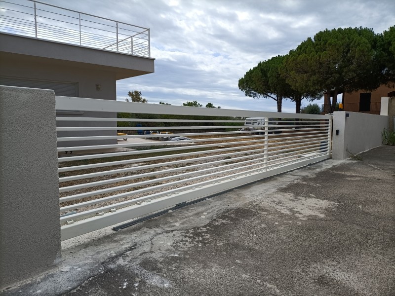 Portail et portillon blanc avec motorisation CAME sur mesure à Balaruc les bains dans l'Hérault 