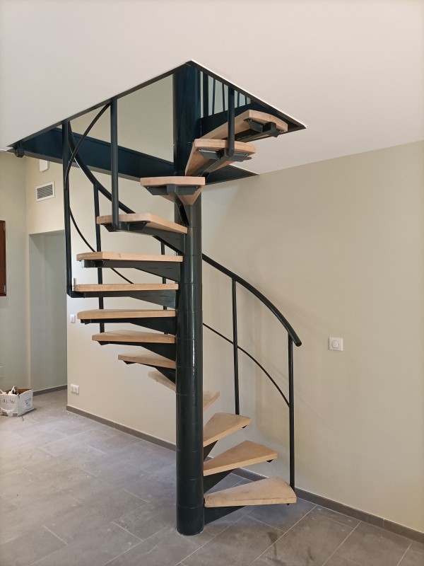 fabrication et pose d'un d'une mezzanine plus garde corps et d'un escalier fer et bois en colimaçon dans une villa a Bouzigues 