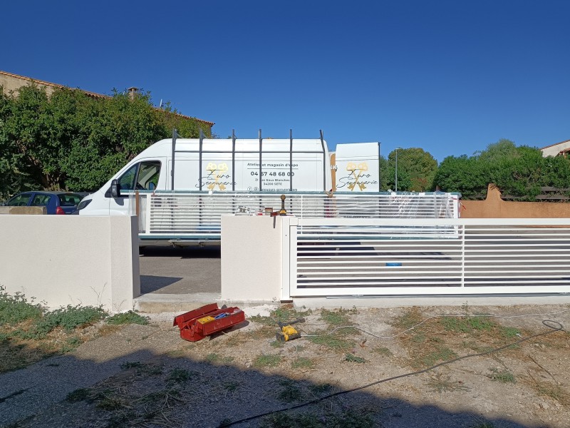 Portail et portillon blanc avec motorisation CAME sur mesure à Balaruc les bains dans l'Hérault
