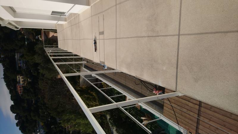 Garde corps en aluminium blanc avec câble inox sur une villa de Sète proche de Montpellier  