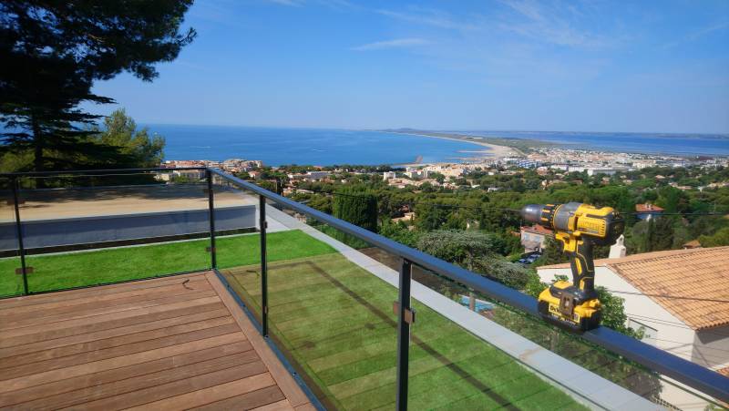 garde corps verre et métal extérieure sur un toit terrasse d'une villa de Sète proche de Montpellier dans l'Hérault 