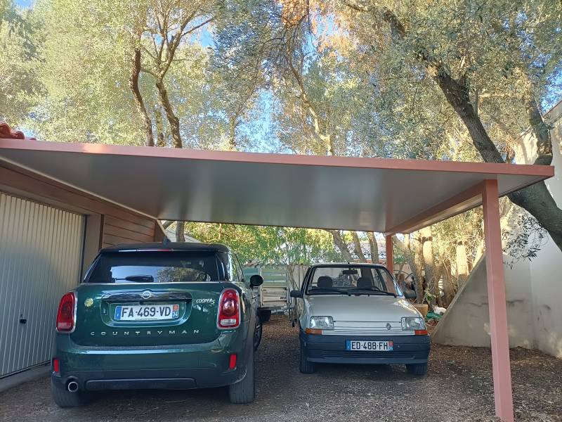 Carport en fer et aluminium pour protection de véhicules chez un particulier à Balaruc proche de Sète 
