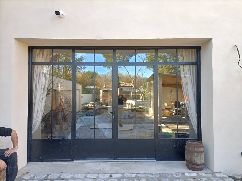 Menuiserie métallique sur mesure de porte fenêtre sur villa vigneronne ancienne sur la commune de Sète dans l'Hérault 34  