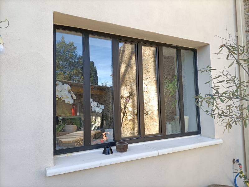 Menuiserie métallique sur mesure de fenêtre sur villa vigneronne ancienne sur la commune de Sète dans l'Hérault 34  