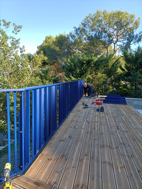 escalier et garde corps fer et bois exotique sur toit terrasse de Sète et basin de Thau 34