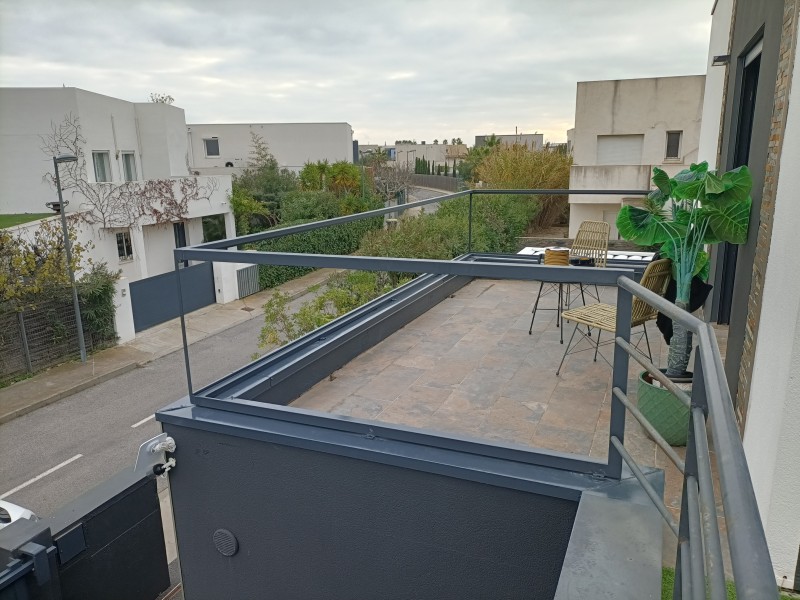 Installation de garde corps en fer et verres chez un client de Sète sur le bassin de Thau 34