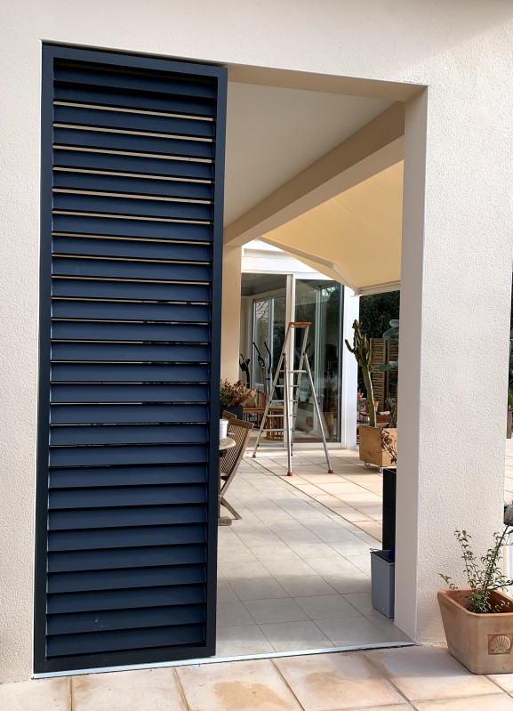 Brise vue et  store coffre installé à Poussan proche de Sète dans l'Hérault 34 