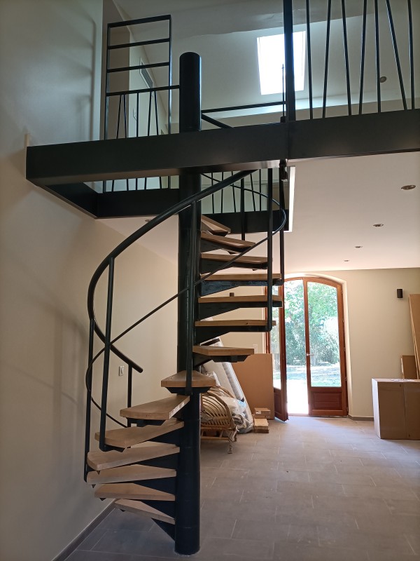 fabrication et pose d'un d'une mezzanine plus garde corps et d'un escalier fer et bois en colimaçon dans une villa a Bouzigues 