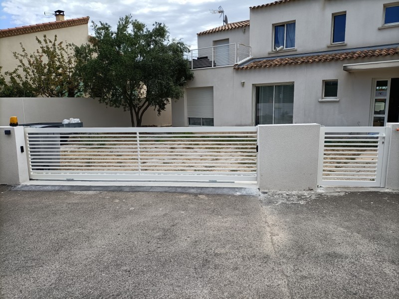 Portail et portillon blanc avec motorisation CAME sur mesure à Balaruc les bains dans l'Hérault