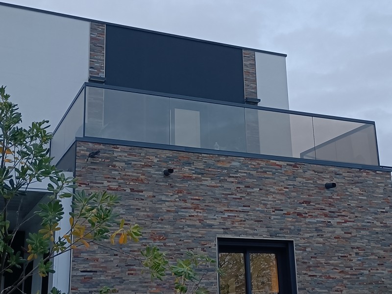 Installation de garde corps en fer et verres chez un client de Sète proche frontignan