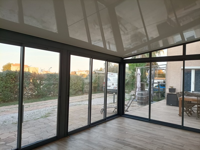 Véranda aluminium gris anthracite pour gagner en superficie chez client de Frontignan plage proche de Sète