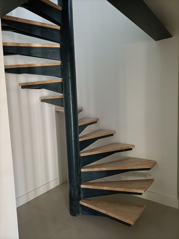 création d'un garde corps et escalier en colimaçon en ferronneries a Sète dans l'Hérault 