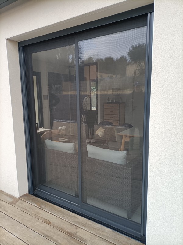 Pose de moustiquaire sur mesure en aluminium horizontal et latéral grande portée à Sète 