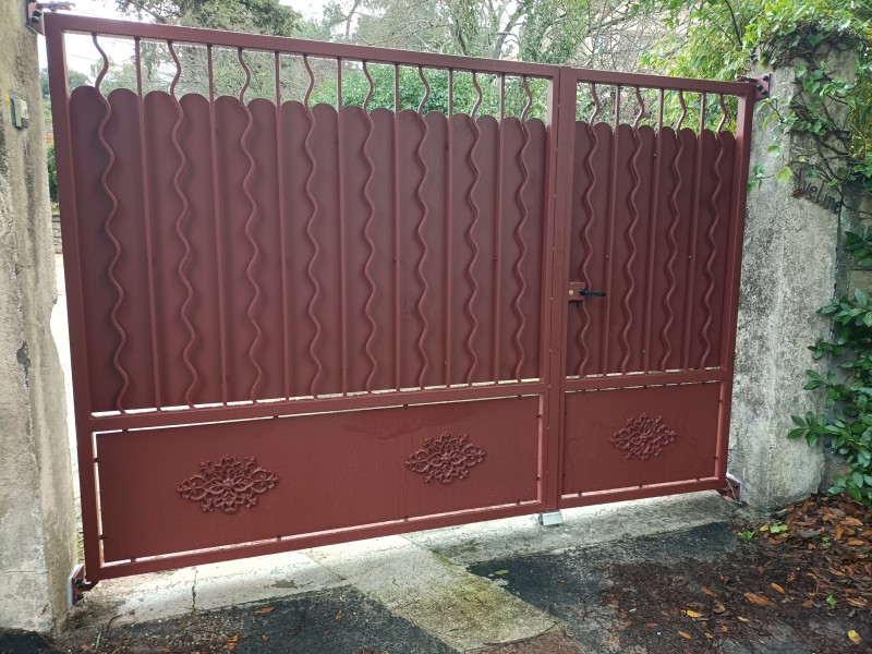 Portail battant en ferronneries sur mesure anti corrosion chez un client du Mont Saint Clair à Sète dans l'Hérault 